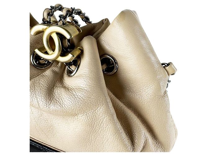 Borsa a tracolla Chanel in beige e nero - vista 6