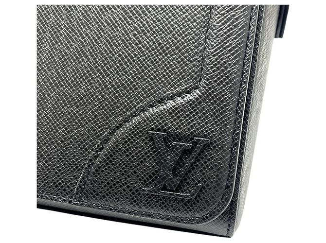 Louis Vuitton Schultertasche aus Taiga-Leder Schwarz - Ansicht 10