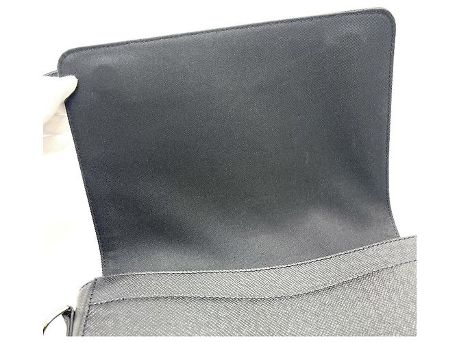 Louis Vuitton Schultertasche aus Taiga-Leder Schwarz - Ansicht 11