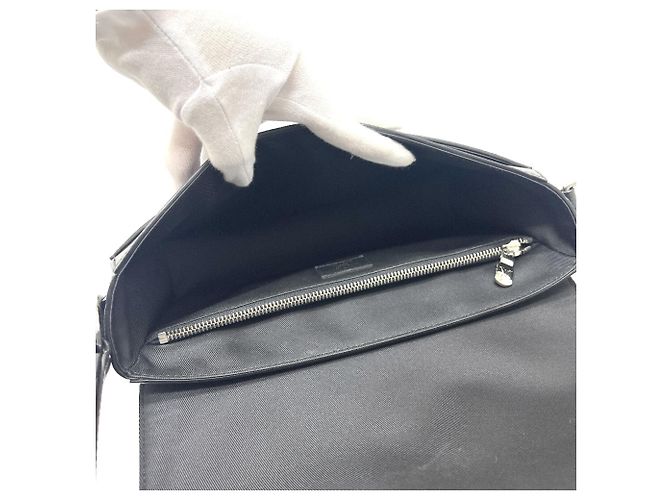 Louis Vuitton Schultertasche aus Taiga-Leder Schwarz - Ansicht 12