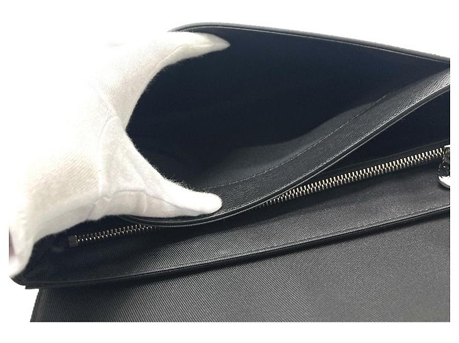Louis Vuitton Schultertasche aus Taiga-Leder Schwarz - Ansicht 13