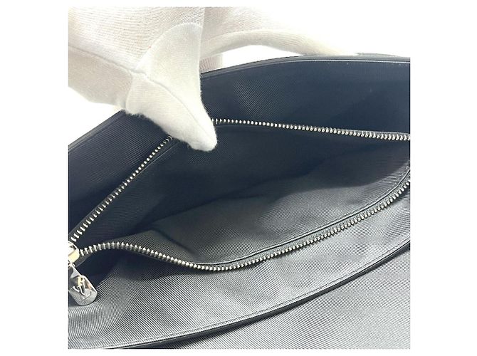 Louis Vuitton Schultertasche aus Taiga-Leder Schwarz - Ansicht 15