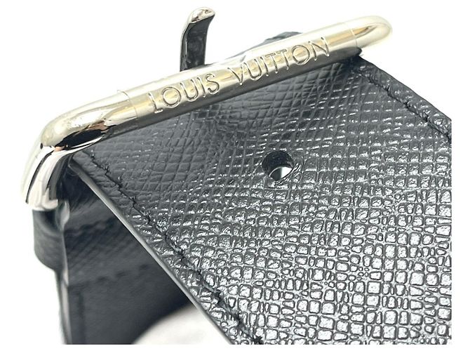 Louis Vuitton Schultertasche aus Taiga-Leder Schwarz - Ansicht 16