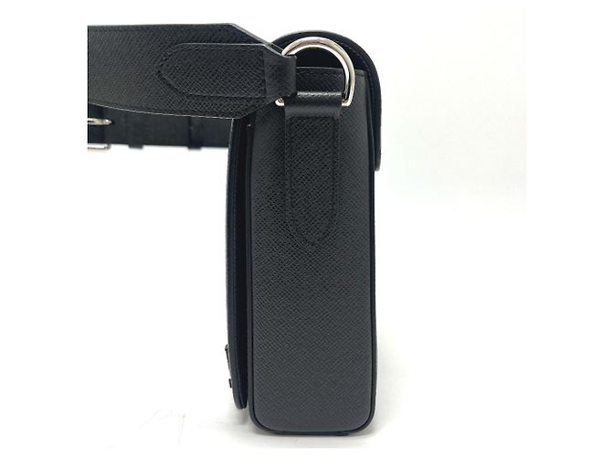 Louis Vuitton Schultertasche aus Taiga-Leder Schwarz - Ansicht 4