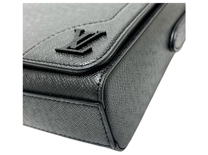 Louis Vuitton Schultertasche aus Taiga-Leder Schwarz - Ansicht 7
