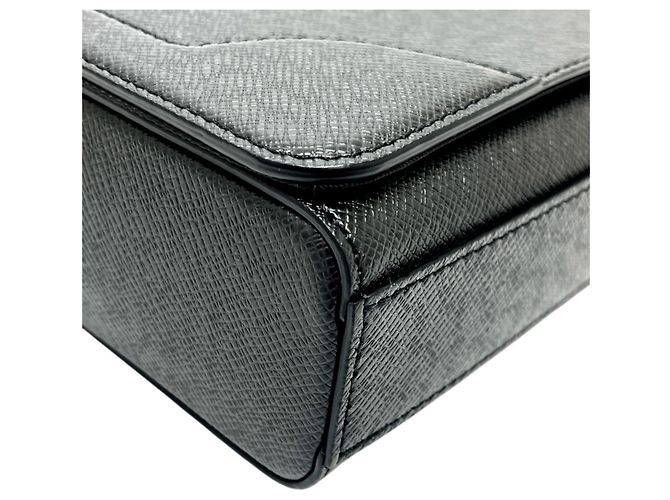 Louis Vuitton Schultertasche aus Taiga-Leder Schwarz - Ansicht 8
