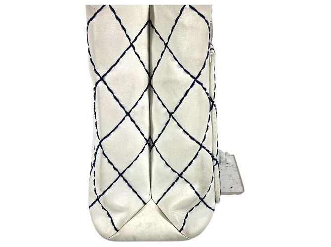 Borsa Chanel Wild Stitch CC Coco Mark Logo Bianco Blu navy - vista 3