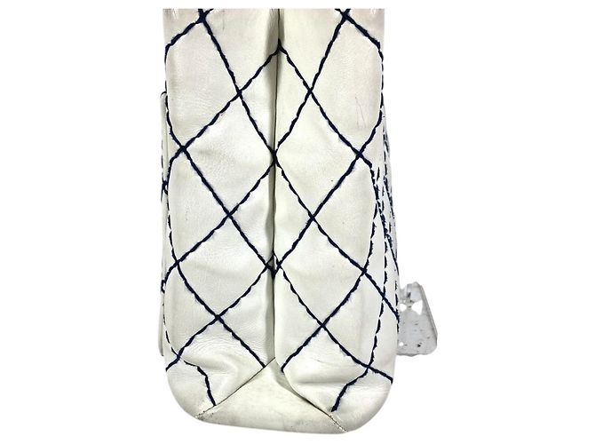Borsa Chanel Wild Stitch CC Coco Mark Logo Bianco Blu navy - vista 4
