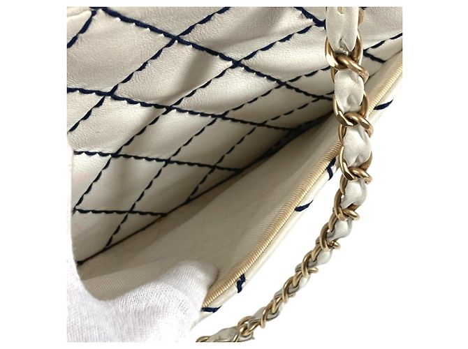 Borsa Chanel Wild Stitch CC Coco Mark Logo Bianco Blu navy - vista 6