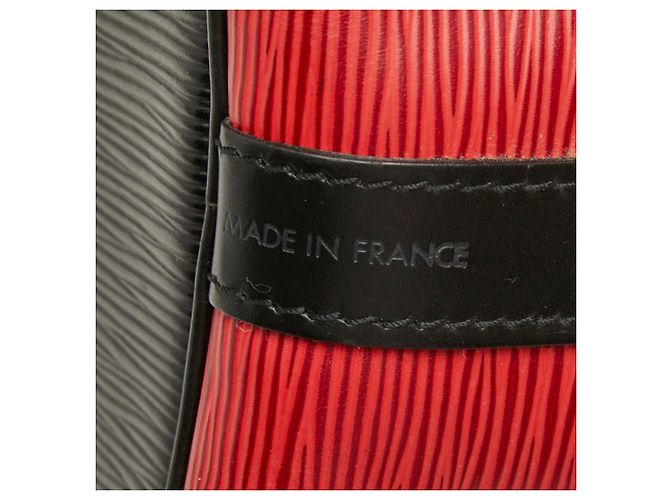 Noe Borsa a tracolla Louis Vuitton Epi Petit Noé Nero Rosso - vista 11