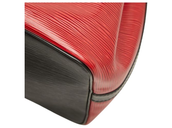 Noe Borsa a tracolla Louis Vuitton Epi Petit Noé Nero Rosso - vista 6