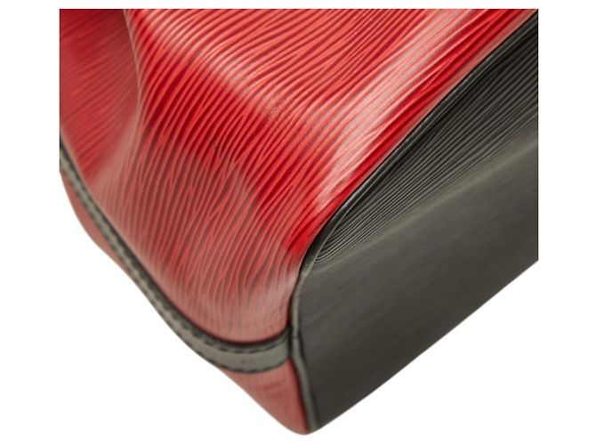 Noe Borsa a tracolla Louis Vuitton Epi Petit Noé Nero Rosso - vista 7