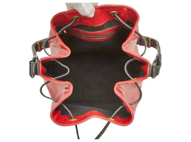 Noe Borsa a tracolla Louis Vuitton Epi Petit Noé Nero Rosso - vista 9