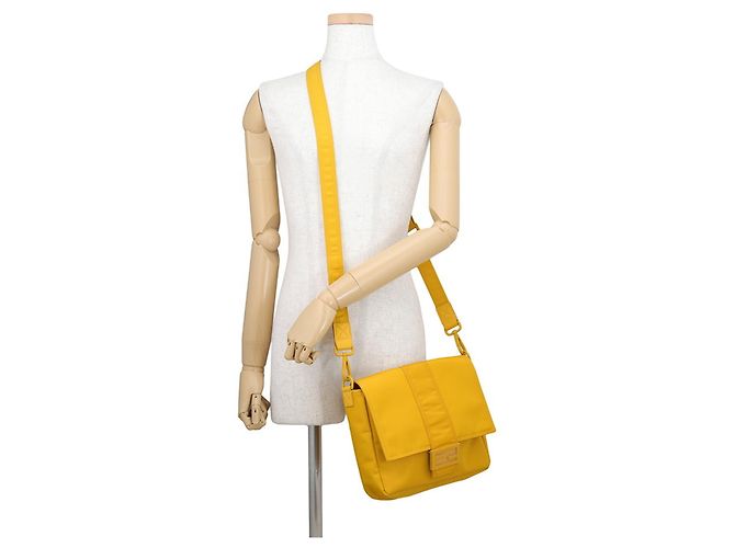 Borsa a tracolla Fendi in nylon Giallo - vista 4