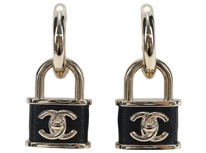 Orecchini CHANEL Push Lock Coco in metallo dorato CC Auth 198851M - vista 2