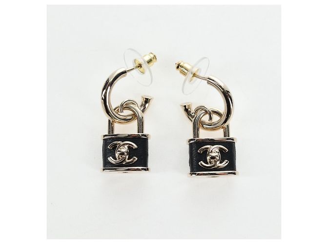 Orecchini CHANEL Push Lock Coco in metallo dorato CC Auth 198851M - vista 3