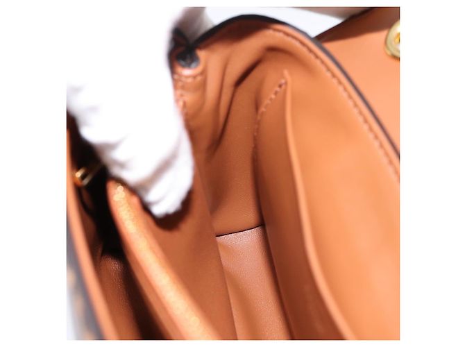 Céline Borsa a tracolla con catena CELINE Triomphe Victoire in pelle marrone e oro Auth yk20866SAM D'oro - vista 18
