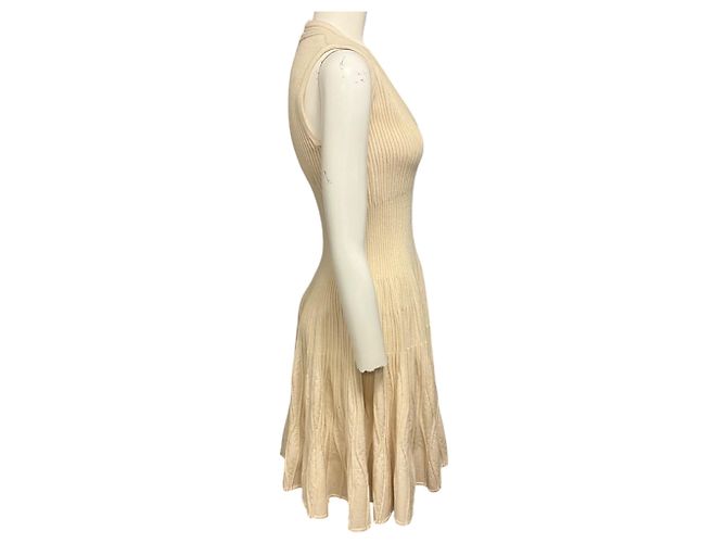 Alaïa Vestido de malha de lã evasê sem mangas com decote em V texturizado creme Alaia Bege - vista 2