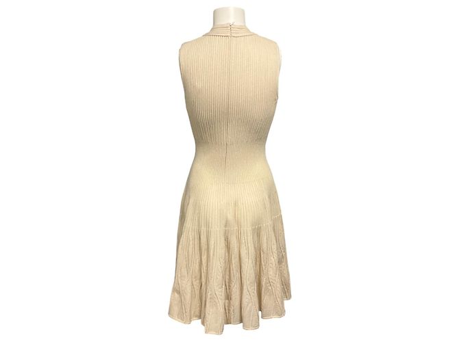 Alaïa Vestido de malha de lã evasê sem mangas com decote em V texturizado creme Alaia Bege - vista 3