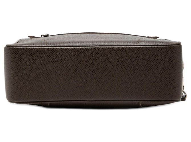 Clutch Louis Vuitton Taiga Neo Pavel Brown Marrone - vista 3