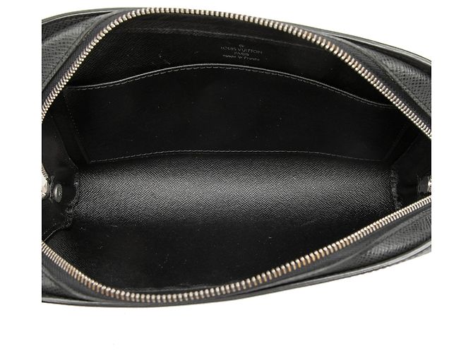 Borsa a pochette Louis Vuitton Taiga Baikal nera Nero - vista 4