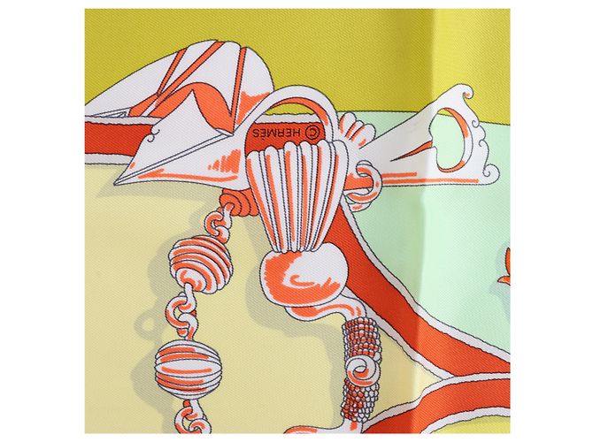 Hermès Carré 90 "Plumets du Roy King's" Seidentuch in Orange x Yellow - Ansicht 10