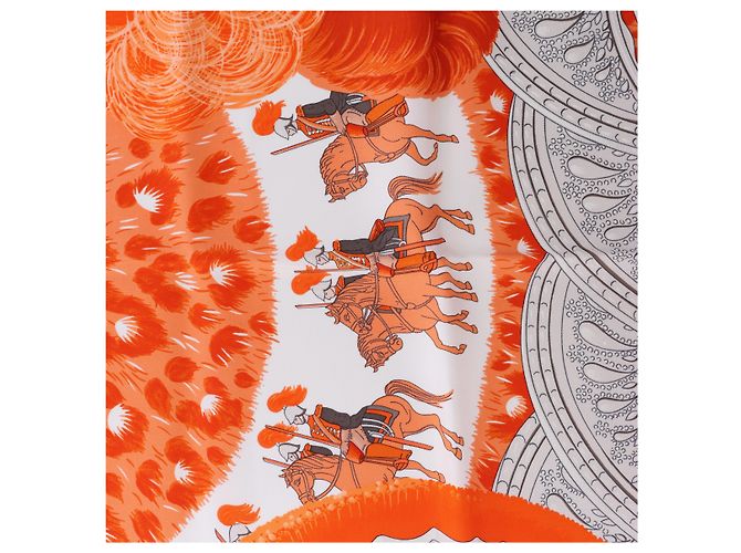 Hermès Carré 90 "Plumets du Roy King's" Seidentuch in Orange x Yellow - Ansicht 14