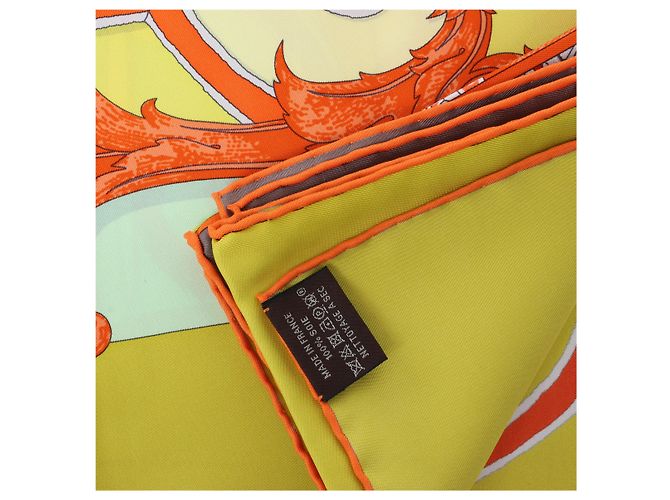 Hermès Carré 90 "Plumets du Roy King's" Seidentuch in Orange x Yellow - Ansicht 15