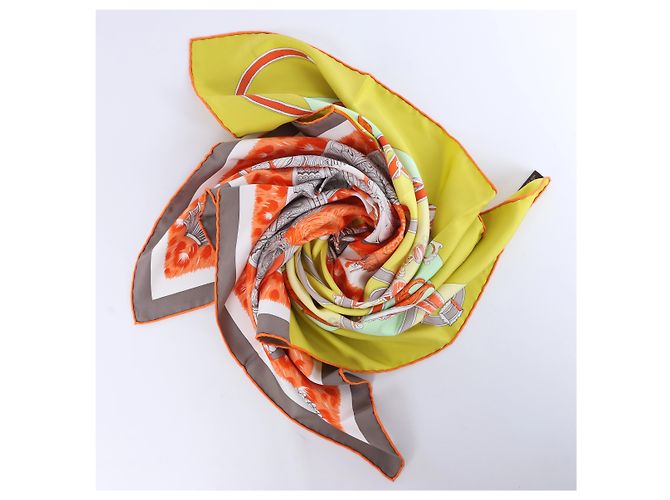 Hermès Carré 90 "Plumets du Roy King's" Seidentuch in Orange x Yellow - Ansicht 16