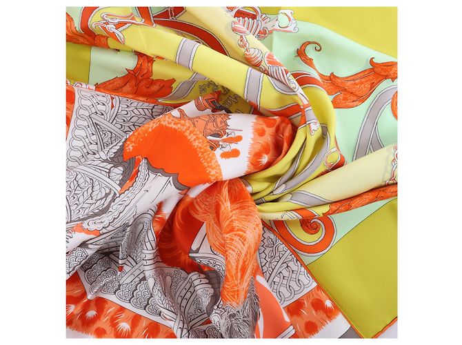 Hermès Carré 90 "Plumets du Roy King's" Seidentuch in Orange x Yellow - Ansicht 17
