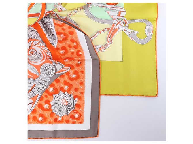 Hermès Carré 90 "Plumets du Roy King's" Seidentuch in Orange x Yellow - Ansicht 3