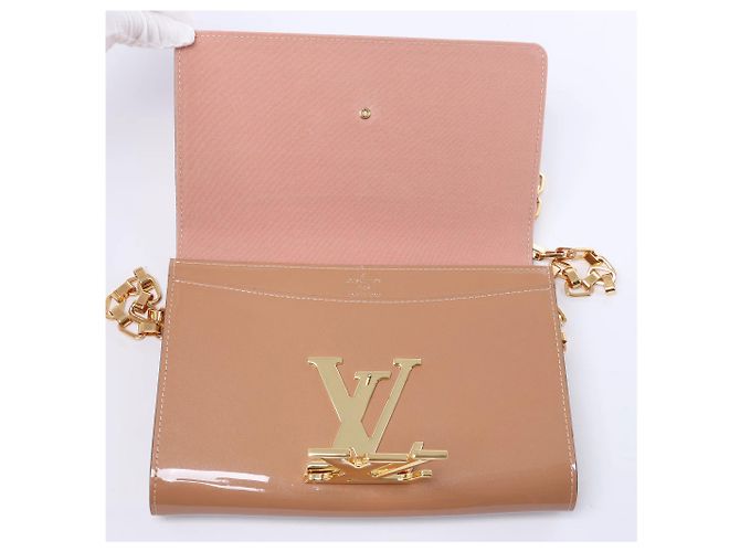 Clutch con catena Louis Vuitton Louise Rose Velours Monogram Vernis in Beige - vista 10