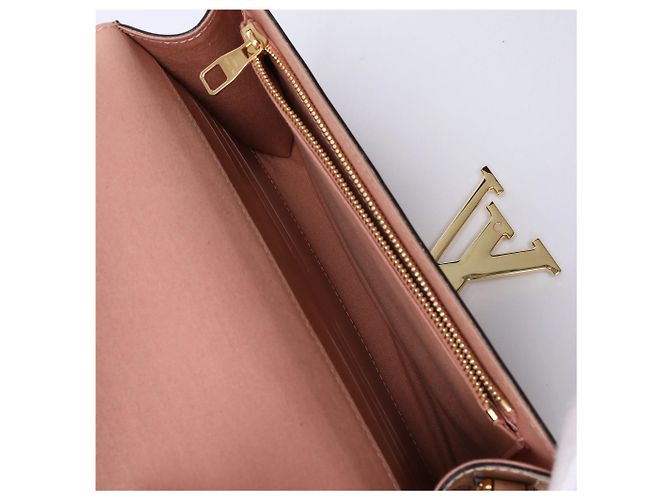 Clutch con catena Louis Vuitton Louise Rose Velours Monogram Vernis in Beige - vista 12