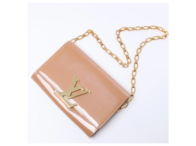 Clutch con catena Louis Vuitton Louise Rose Velours Monogram Vernis in Beige - vista 13