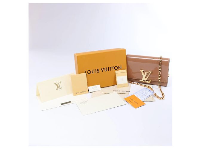 Clutch con catena Louis Vuitton Louise Rose Velours Monogram Vernis in Beige - vista 15