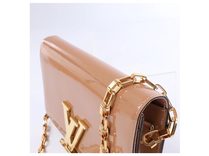 Clutch con catena Louis Vuitton Louise Rose Velours Monogram Vernis in Beige - vista 3