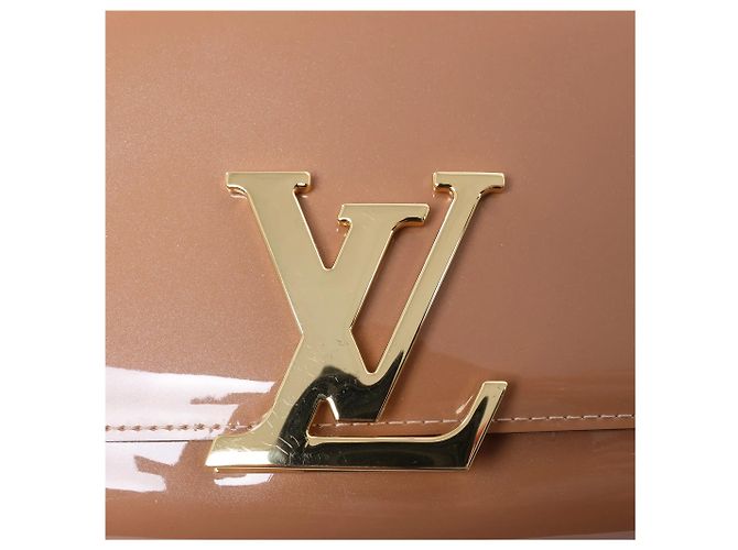 Clutch con catena Louis Vuitton Louise Rose Velours Monogram Vernis in Beige - vista 9