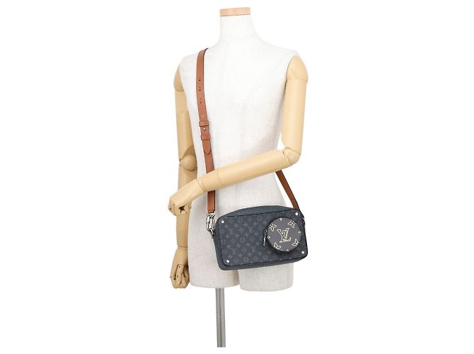 Bolso de hombro Louis Vuitton Monogram Eclipse Volga Onstrap Negro Monograma - vista 4