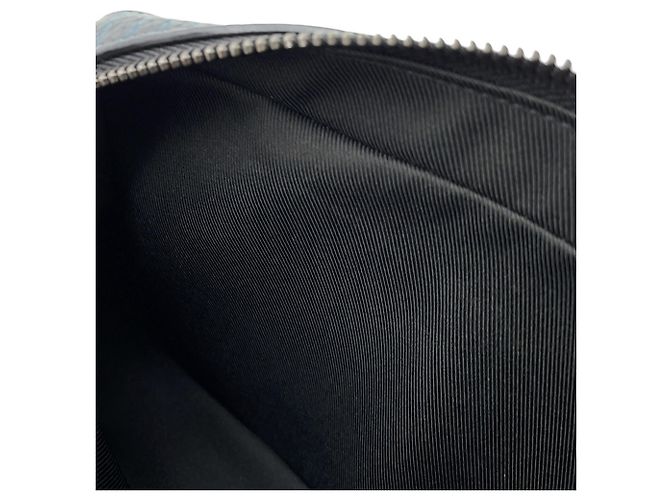 Bolso de hombro Louis Vuitton Monogram Eclipse Volga Onstrap Negro Monograma - vista 6