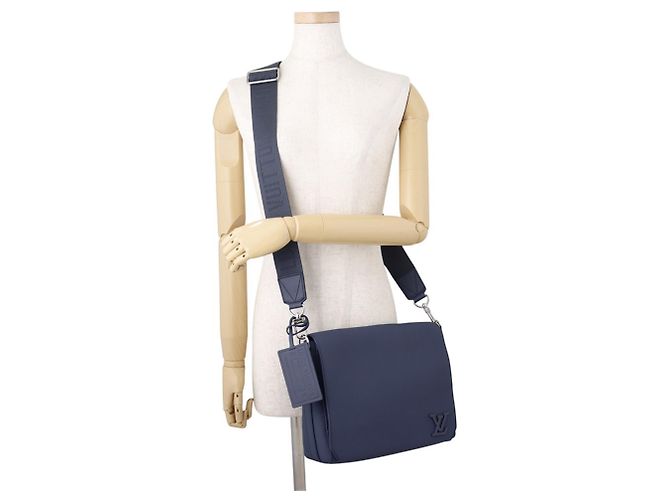 Borsa a tracolla Louis Vuitton M23709 Blu navy - vista 4