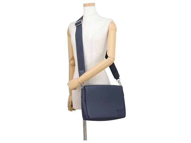 Borsa a tracolla Louis Vuitton M23709 Blu navy - vista 4