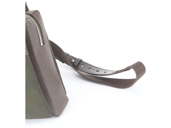 Borsa a tracolla Louis Vuitton Taiga Sayan in pelle Marrone - vista 2