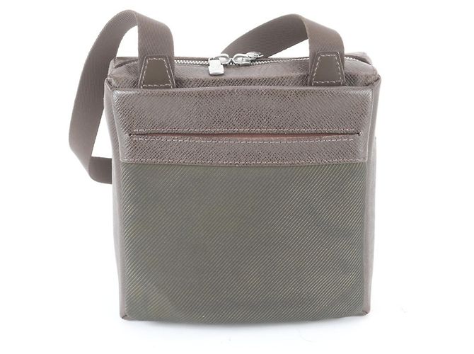 Borsa a tracolla Louis Vuitton Taiga Sayan in pelle Marrone - vista 3