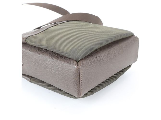 Borsa a tracolla Louis Vuitton Taiga Sayan in pelle Marrone - vista 4