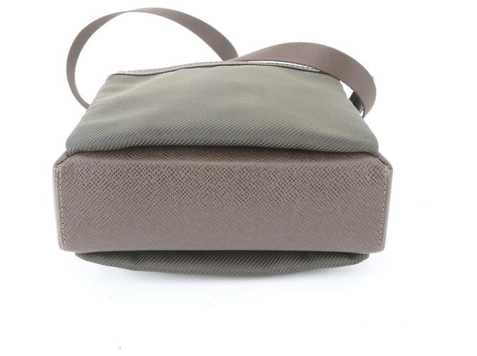 Borsa a tracolla Louis Vuitton Taiga Sayan in pelle Marrone - vista 5