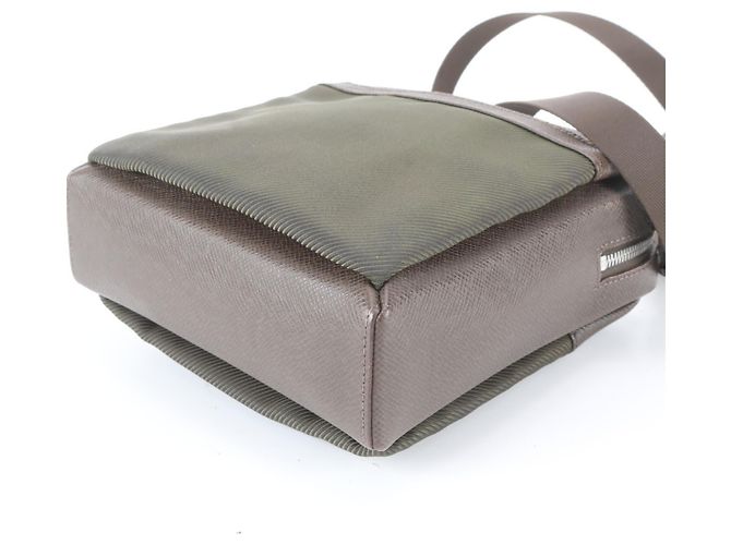 Borsa a tracolla Louis Vuitton Taiga Sayan in pelle Marrone - vista 6