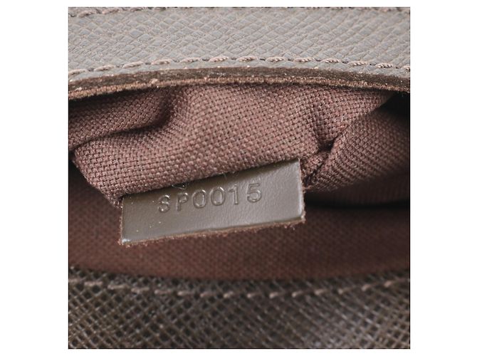 Borsa a tracolla Louis Vuitton Taiga Sayan in pelle Marrone - vista 9