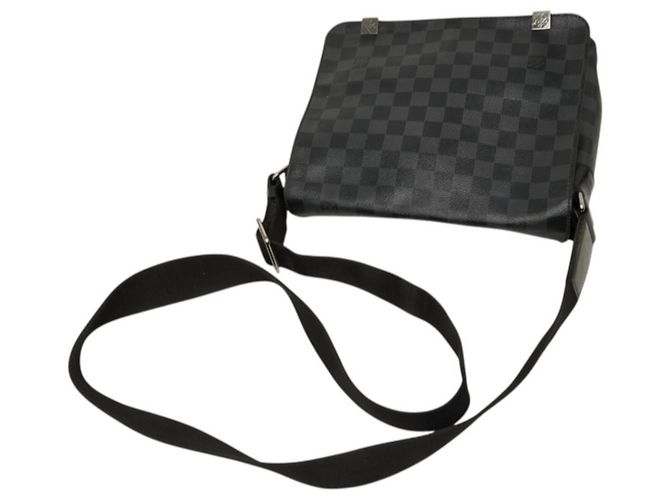 Borsa a tracolla Louis Vuitton Damier Graphite District PM NM Nero Damier ebene - vista 8