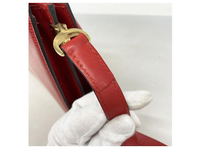 Borsa a tracolla Louis Vuitton Epi Capucines Rosso - vista 9