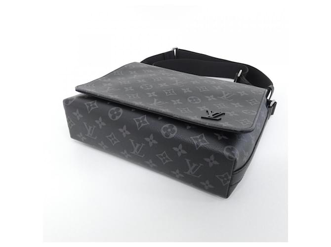 Borsa a tracolla Louis Vuitton Monogram Eclipse District PM Nero - vista 3